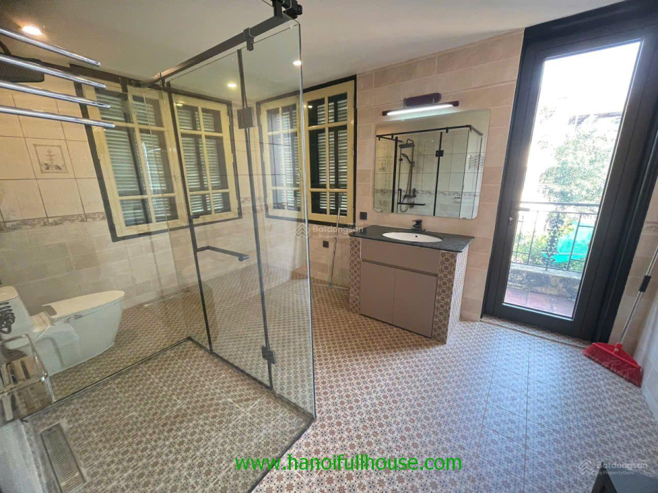 Biệt thự rộng hơn 1000m2 có bể bơi tuyệt vời cho thuê ở Long Biên ở, nhà hàng, trường học