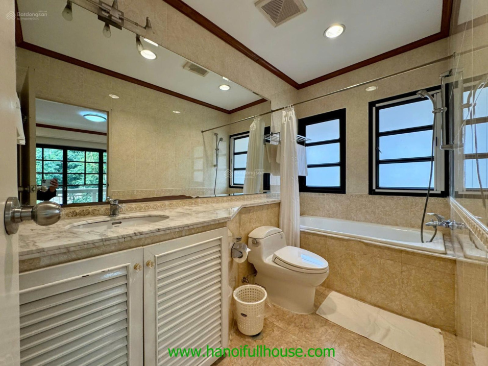 Biệt thự đủ đồ, 3 phòng ngủ, hiện đại ở Tây Hồ cho thuê xe cộ thoải mái bảo vệ chung cả khu, vip