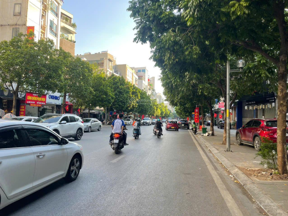 Cho thuê nhà mặt phố đường Cầu Giấy. Diện tích 140m², 7 tầng cả hầm, mặt tiền 8 mét