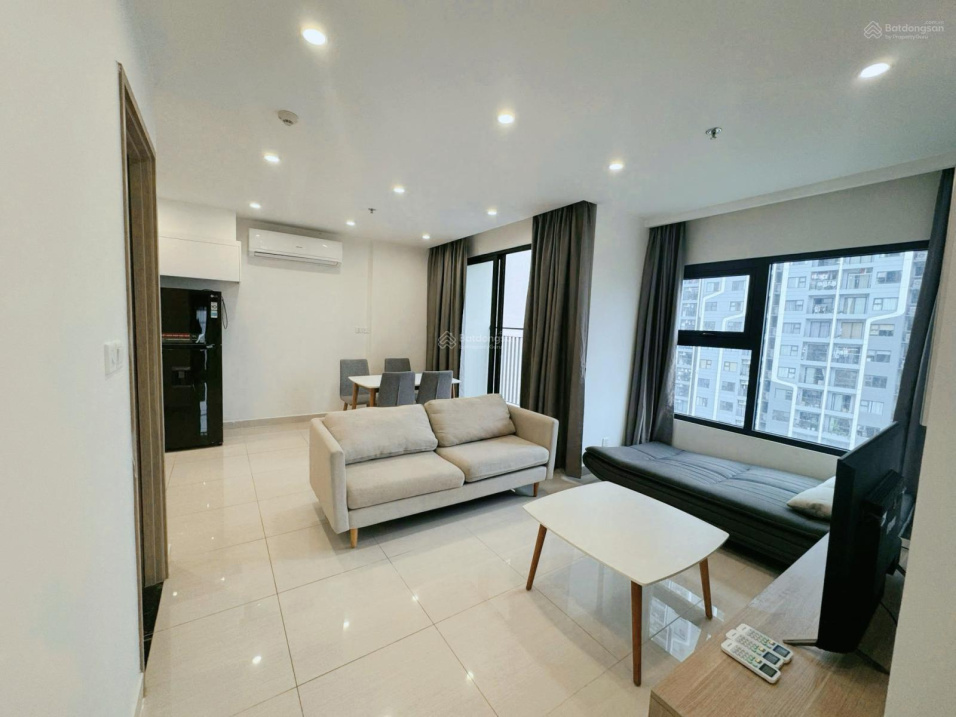 Căn góc 2PN+1 (2WC) 64m2 full nội thất như hình, tầng trung 1x. Sẵn sổ cầm tay. Giá 4,15 tỷ bao phí
