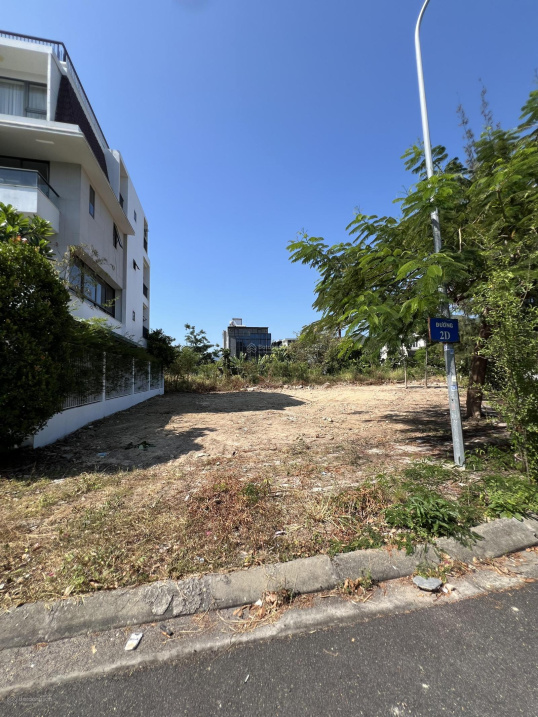 Bán lô đất góc 2 mặt tiền khu Kim Cương An Viên, Nha Trang. 352.5m2, đường 21m, hướng Bắc, 100tr/m2 3