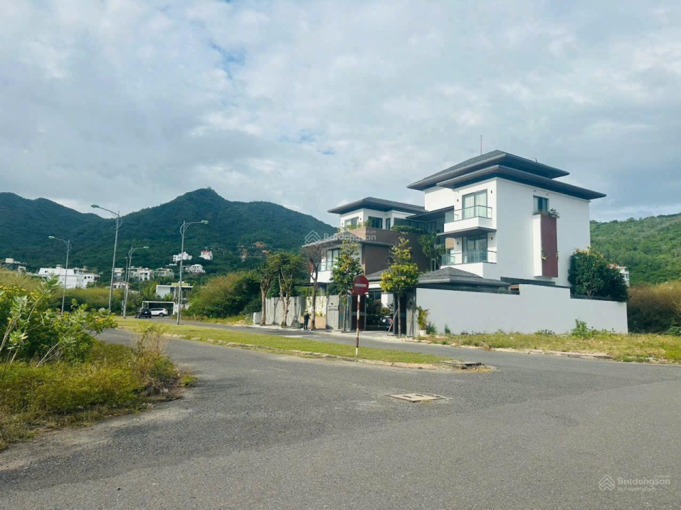 Biệt thự đường Huỳnh Văn Nghệ, KĐT Vĩnh Hoà, P. Bắc Nha Trang - 279,2m2 ngang 10m - giá 51 tr/m2