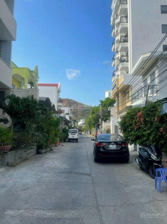 Đường Dương Hiến Quyền (rộng 7m) - 122m2 ngang 5,2m - cách biển 50m - giá 9.75 tỷ