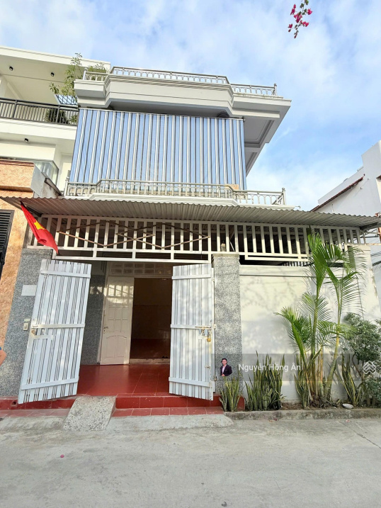 Chủ giảm 200tr bán nhanh căn nhà góc 2 mặt tiền 2 tầng, DT 126m2, gần trường học, gần biển, 7,3 tỷ