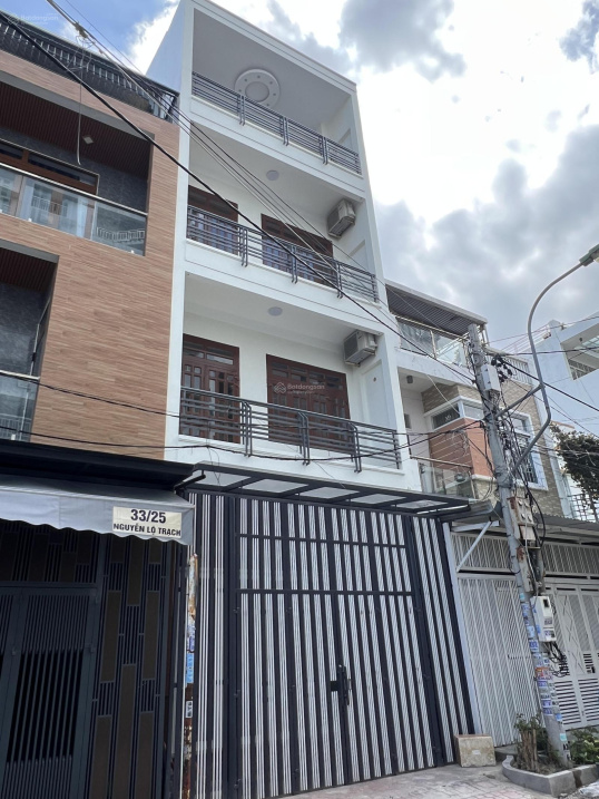 Bán nhà 4 tầng mặt tiền Nguyễn Lộ Trạch cách biển 900m 4PN 5WC giá 8,8 tỷ