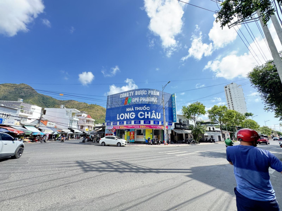 Hiếm căn góc 2 mặt tiền đường lớn cách biển 200m kinh doanh cho thuê