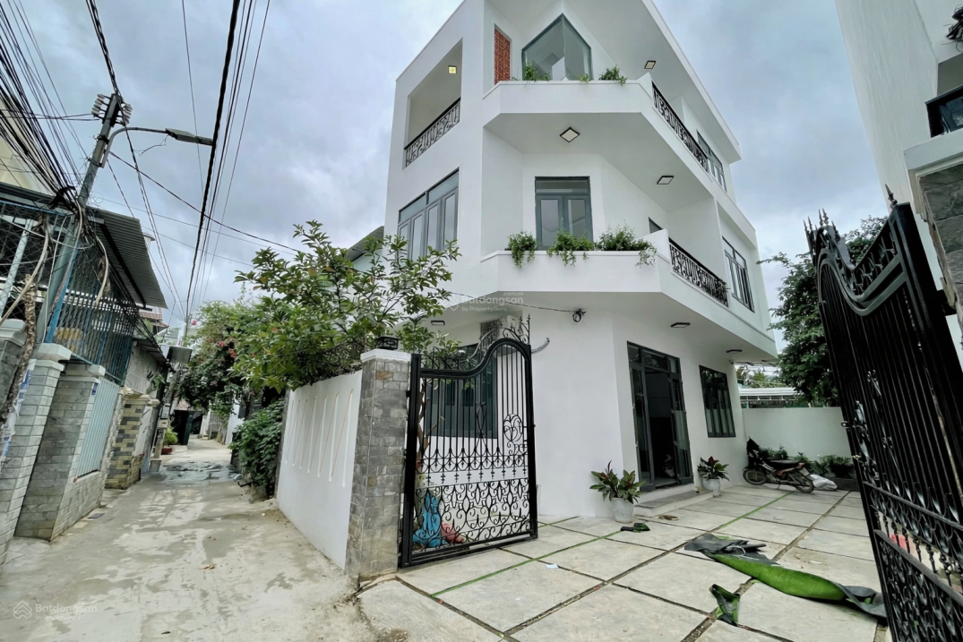 Bán nhà đẹp 3 tầng gần trung tâm Nha Trang sổ hoàn công cách biển 4km