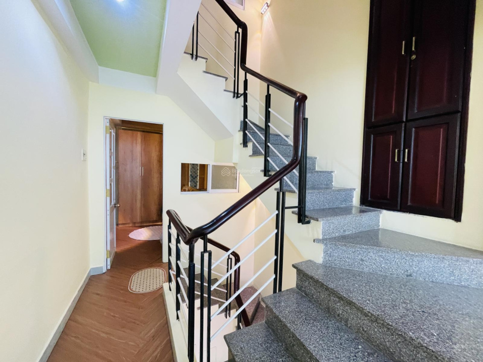 Bán nhà 3 tầng + tum 32m2 hẻm Hàn Thuyên, cách biển Trần Phú chỉ 3' đi bộ 8