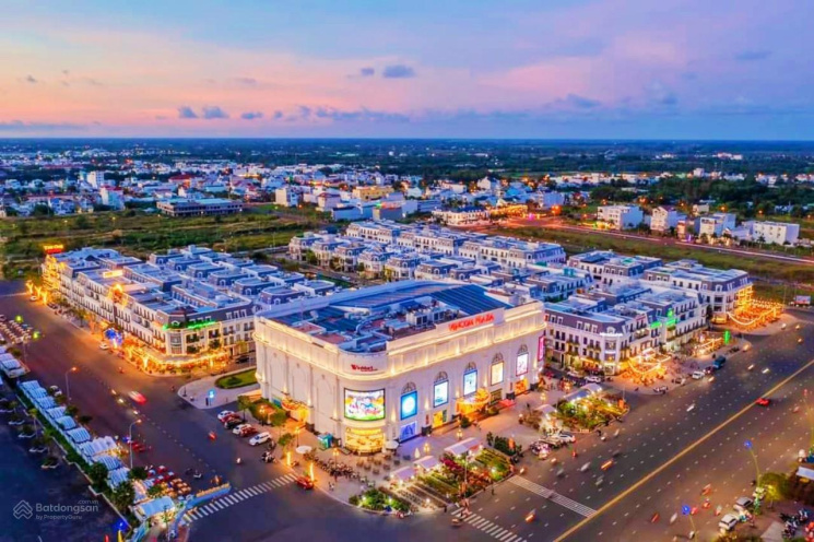 Cần bán nhà phố thương mại Vincom Cà Mau, giá 3 tỷ 900tr, LH 0707 664 ***