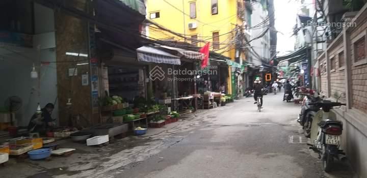 Khám Phá Ngõ 313 Xuân Thủy: Trái Tim Sôi Động Của Cầu Giấy, Hà Nội 3 Một con phố tấp nập gần Ngõ 313 Xuân Thủy, phường Dịch Vọng